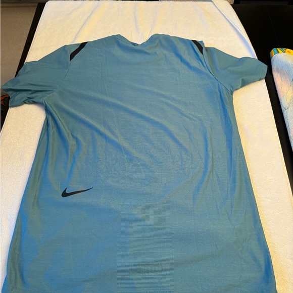 Nike men’s dri fit short sleeve shirt. Large. Excellent condition. - Picture 4 of 4